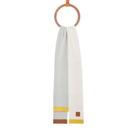 Asymmetric scarf in wool